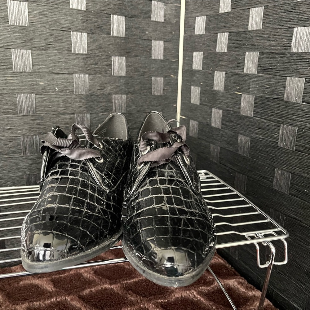 Black patent leader shoe